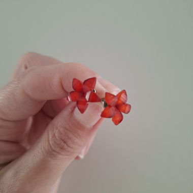 Ohrstecker mit rot-orangefarbenem Blütenmotiv
