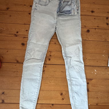 Light wash skinny jeans, size 29