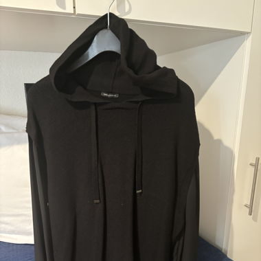 Schwarzer Hoodie mit seidenartigen Ärmeln