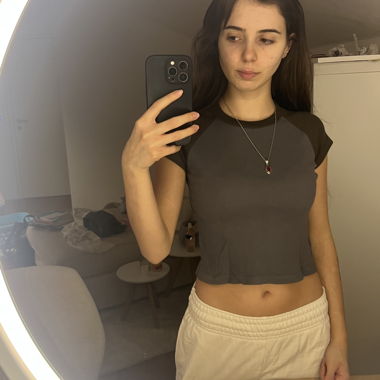 croptop grigio scuro e marrone