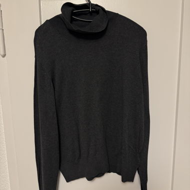 Pull col roulé gris foncé