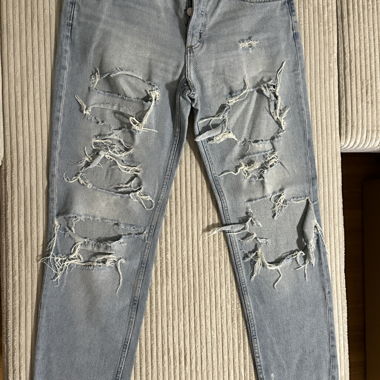 Jeans mit Löchern