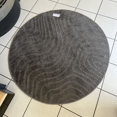 Grauer runder Teppich