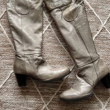 Stivali alti al ginocchio in pelle italiana color taupe