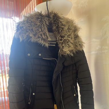 Veste noir avec fourrure 