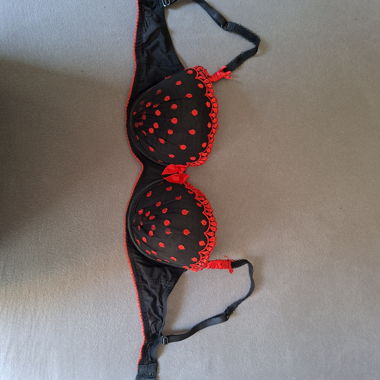 Reggiseni rossi e neri