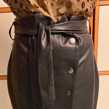 Jupe en simili cuir noir et haut 
