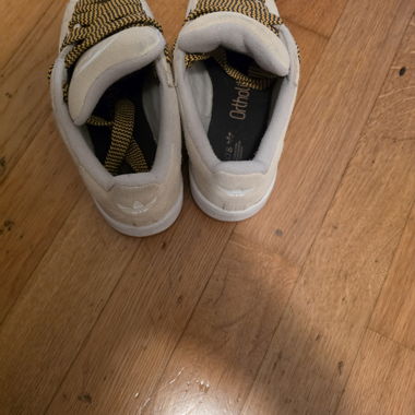 Beige Adidas-Sneaker