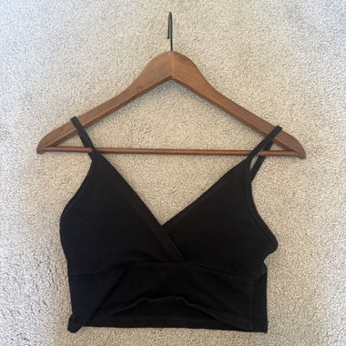Haut noir encolure en V de Brandy Melville