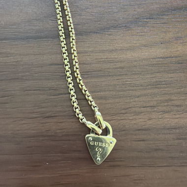 Collana GUESS con ciondolo lucchetto