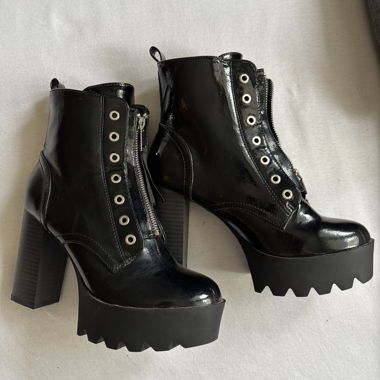 Schwarze Plateau-Stiefeletten