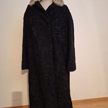 Cappotto vintage in pelliccia nera con collo chiaro