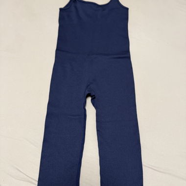 Tuta blu scuro con bretelle