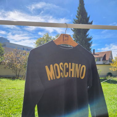 Moschino Pullover Schwarz mit Gold-Logo Grösse S-M