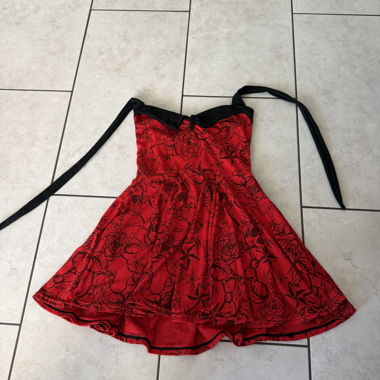 Rotes Rockabilly-Kleid