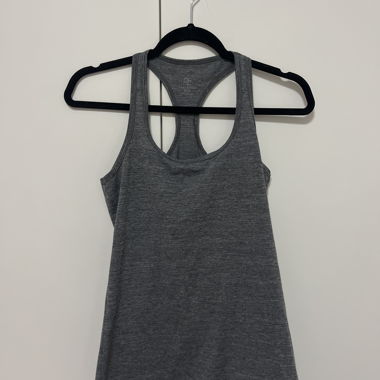 Graues Sport-Top mit Racerback