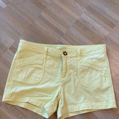 Gelbe Shorts