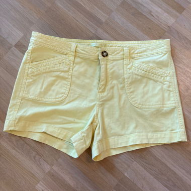 Gelbe Shorts