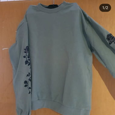 Pull avec motif fleurs