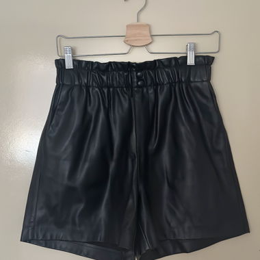 Shorts aus Kunstleder, schwarz