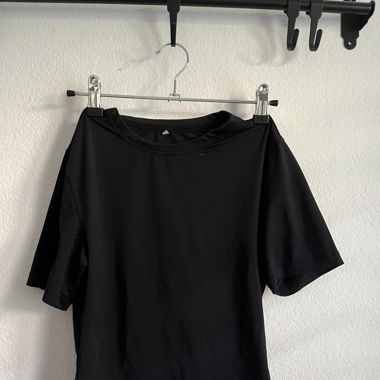 Black H&M sports crop top