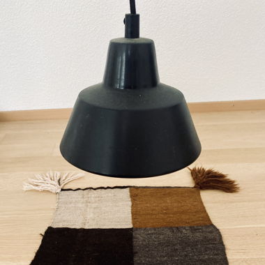 schwarze Hängelampe