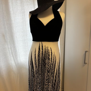 Robe noire à encolure en cœur
