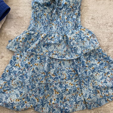 Robe d'été vintage bleu à fleurs avec bretelles dénudées