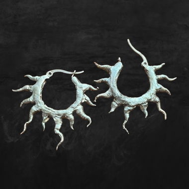 Silberfarbene Spike-Creolen