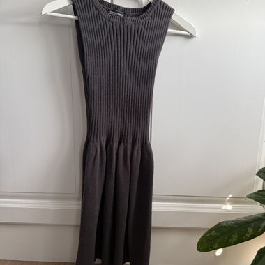 Geripptes Strickkleid