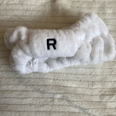 Fascia in peluche bianca con R