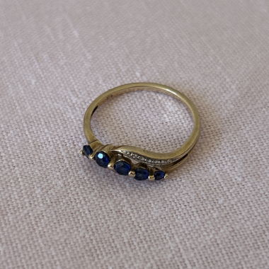 Anello in oro giallo 9ct con 5 zaffiri e diamante