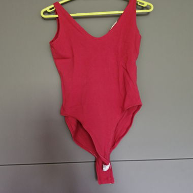 Rotes ärmelloses Body