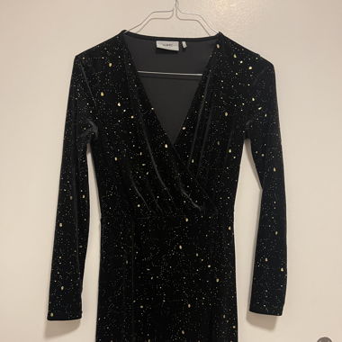 Schwarzes Samtkleid mit goldenen Details Grösse S