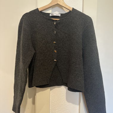 Pull gris Zara avec boutons argentés 