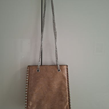 Borsa a tracolla rosa metallizzata con catena