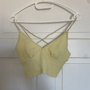 Haut court jaune