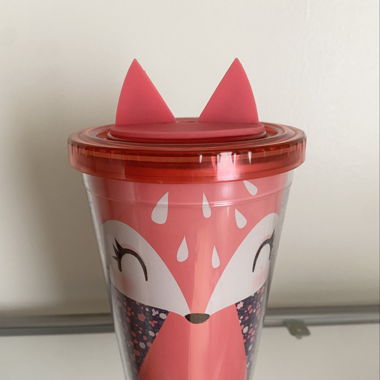 Trinkbecher mit Strohhalm-Loch