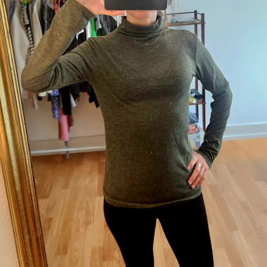 Dark green long sleeve t-shirt