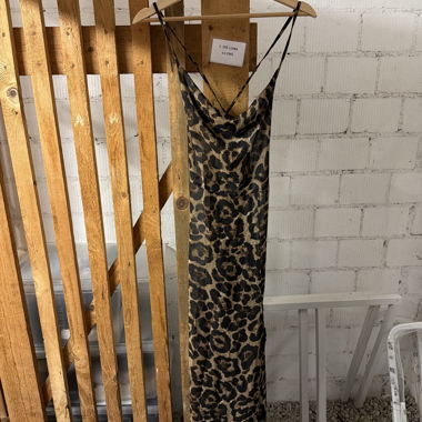 Abito con stampa leopardata e bretelline sottili