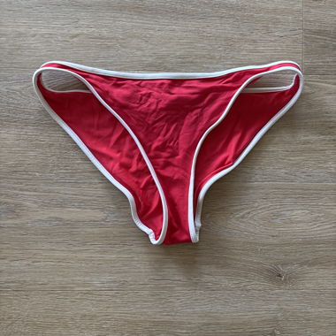 Rote Bikinihose