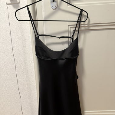 Schwarzes Seidenkleid von Zara