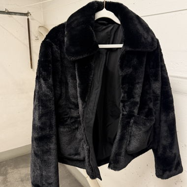 Schwarze Plüschjacke, Felloptik 