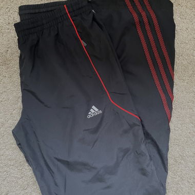 Pantalone sportivo adidas nero con strisce rosse