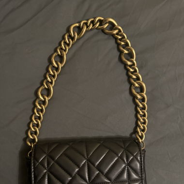 Sac à main noir en cuir Zara avec chaîne dorée