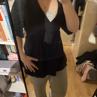 Haut noir avec encolure en V