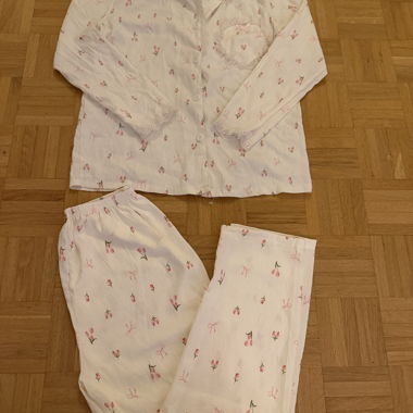 Due pigiami bianchi stampati cuori e fiori
