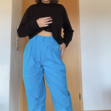 blaue Stoffhose mit Bundfaltenhosen