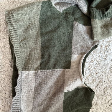 kurzer grüner pullover