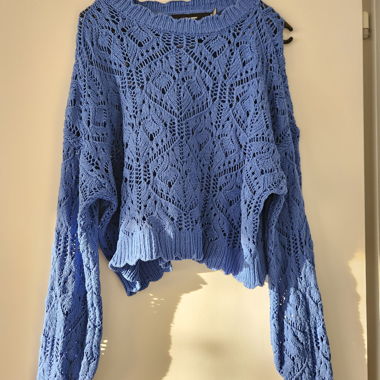 Blauer gehäkelter Strickpullover